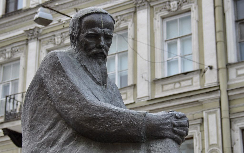 Экскурсия по дворам и их парадным с посещением коммуналки мини группа
